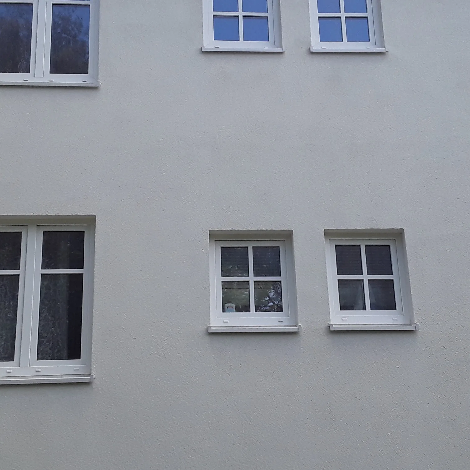Mehrfamilienhaus-Fassade nach Reinigung durch AM Fassadenreinigung